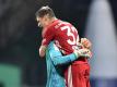 Bayerns Torhüter Manuel Neuer und Joshua Kimmich (r) freuen sich schon jetzt auf die Meisterschale. Foto: Martin Meissner/AP-Pool/dpa