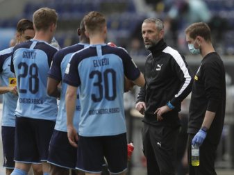 Ist mit Gladbach auf Kurs Königsklasse: Borussia-Coach Marco Rose (r). Foto: Michael Probst/AP-Pool/dpa