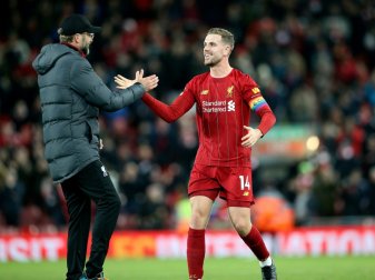 Liverpool-Kapitän Jordan Henderson (r.) mit Jürgen Klopp Liverpool-Kapitän Jordan Henderson (r.) mit Jürgen Klopp