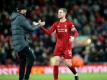 Liverpool-Kapitän Jordan Henderson (r.) mit Jürgen Klopp
