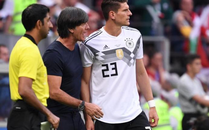Spricht nur in höchsten Tönen von Mario Gomez (r): Bundestrainer Joachim Löw. Foto: Ina Fassbender/dpa