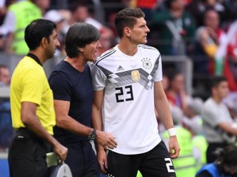 Spricht nur in höchsten Tönen von Mario Gomez (r): Bundestrainer Joachim Löw. Foto: Ina Fassbender/dpa Spricht nur in höchsten Tönen von Mario Gomez (r): Bundestrainer Joachim Löw. Foto: Ina Fassbender/dpa