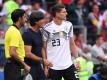 Spricht nur in höchsten Tönen von Mario Gomez (r): Bundestrainer Joachim Löw. Foto: Ina Fassbender/dpa