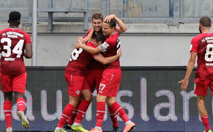 Die Würzburger Kickers bezwingen Hansa Rostock 3:1