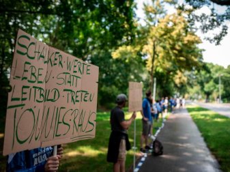 Demonstrierenden Schalke-Fans bilden eine Menschenkette. Foto: Fabian Strauch/dpa Demonstrierenden Schalke-Fans bilden eine Menschenkette. Foto: Fabian Strauch/dpa