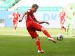 Thomas Müller macht das 100. Tor der Saison für den FC Bayern. Foto: Kai Pfaffenbach/Reuters-Pool/dpa