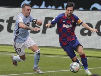 Lionel Messi (r) vom FC Barcelona behauptet den Ballbesitz gegen Celta Vigos Iago Aspas. Foto: Lalo Villar/AP/dpa Lionel Messi (r) vom FC Barcelona behauptet den Ballbesitz gegen Celta Vigos Iago Aspas. Foto: Lalo Villar/AP/dpa