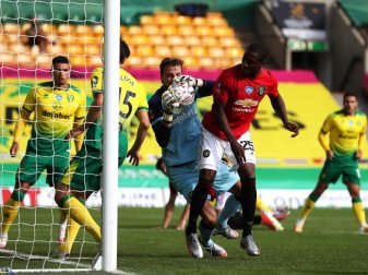 Norwich Citys Torhüter Tim Krul (3.v.l.) hält den Ball von Odion Ighalo (vorn r) von Manchester United. Foto: Catherine Ivill/Nmc Pool/PA Wire/dpa Norwich Citys Torhüter Tim Krul (3.v.l.) hält den Ball von Odion Ighalo (vorn r) von Manchester United. Foto: Catherine Ivill/Nmc Pool/PA Wire/dpa