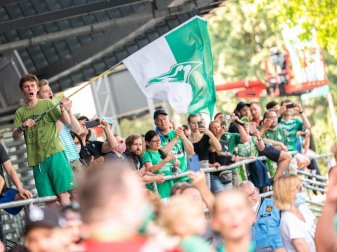 Werder Bremen Fans freuen sich: Nach dem Sieg ihrer Mannschaft über den FC Köln liegt der Aufstieg wieder in den eigenen Händen. Foto: Mohssen Assanimoghaddam/dpa Werder Bremen Fans freuen sich: Nach dem Sieg ihrer Mannschaft über den FC Köln liegt der Aufstieg wieder in den eigenen Händen. Foto: Mohssen Assanimoghaddam/dpa