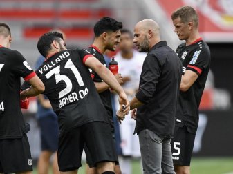 Über den Umweg Europa-League-Sieg könnte Bayer-Coach Peter Bosz (2.v.r.) mit Leverkusen noch in die Champions League kommen. Foto: Martin Meissner/AP/POOL/dpa Über den Umweg Europa-League-Sieg könnte Bayer-Coach Peter Bosz (2.v.r.) mit Leverkusen noch in die Champions League kommen. Foto: Martin Meissner/AP/POOL/dpa
