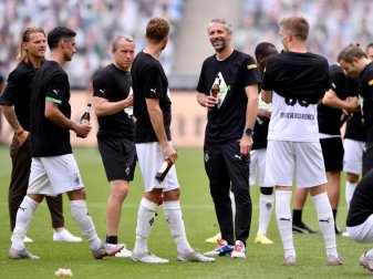 Ein Prost auf die Champions League: Gladbach-Coach Marco Rose (M) stößt mit seinen Spielern auf die Königsklasse an. Foto: Marius Becker/dpa Ein Prost auf die Champions League: Gladbach-Coach Marco Rose (M) stößt mit seinen Spielern auf die Königsklasse an. Foto: Marius Becker/dpa