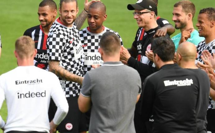 Die scheidenden Eintracht-Profis Marco Russ (3.v.l.) und Gelson Fernandes (4.v.l.) verabschieden sich nach dem Spiel von Mitspielern, Trainern und Betreuern. Foto: Arne Dedert/dpa