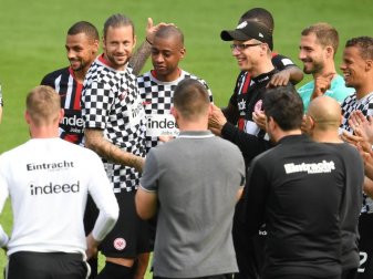 Die scheidenden Eintracht-Profis Marco Russ (3.v.l.) und Gelson Fernandes (4.v.l.) verabschieden sich nach dem Spiel von Mitspielern, Trainern und Betreuern. Foto: Arne Dedert/dpa Die scheidenden Eintracht-Profis Marco Russ (3.v.l.) und Gelson Fernandes (4.v.l.) verabschieden sich nach dem Spiel von Mitspielern, Trainern und Betreuern. Foto: Arne Dedert/dpa