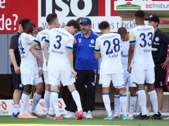 Waren in der Rückrunde «nicht mehr konkurrenzfähig»: Die Schalker um Trainer David Wagner (M.). Foto: Uli Deck/dpa Waren in der Rückrunde «nicht mehr konkurrenzfähig»: Die Schalker um Trainer David Wagner (M.). Foto: Uli Deck/dpa