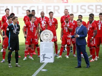 Christian Seifert überreicht nach einer denkwürdigen Saison den Bayern-Profis die Meisterschale. Foto: Kai Pfaffenbach/Reuters-Pool/dpa Christian Seifert überreicht nach einer denkwürdigen Saison den Bayern-Profis die Meisterschale. Foto: Kai Pfaffenbach/Reuters-Pool/dpa