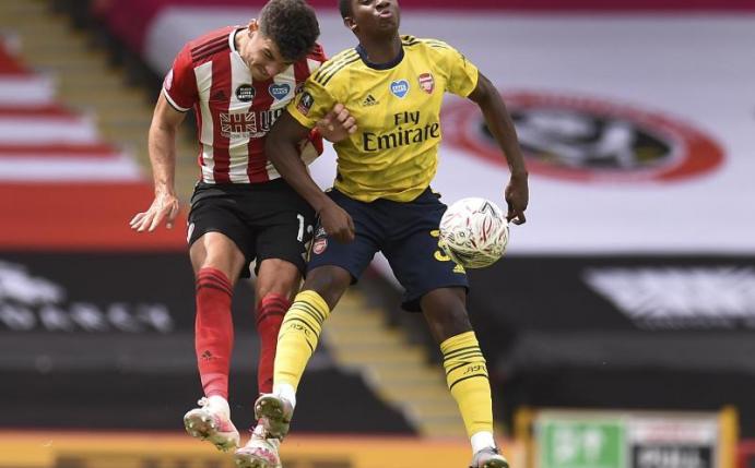John Egan (l) von Sheffield United und Arsenal-Profi Eddie Nketiah im Kopfballduell. Foto: Oli Scarff/Pool AFP/dpa