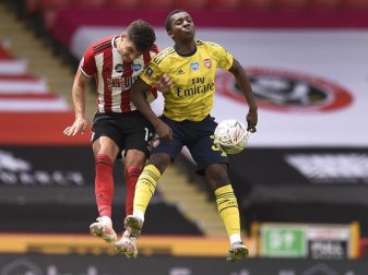 John Egan (l) von Sheffield United und Arsenal-Profi Eddie Nketiah im Kopfballduell. Foto: Oli Scarff/Pool AFP/dpa John Egan (l) von Sheffield United und Arsenal-Profi Eddie Nketiah im Kopfballduell. Foto: Oli Scarff/Pool AFP/dpa