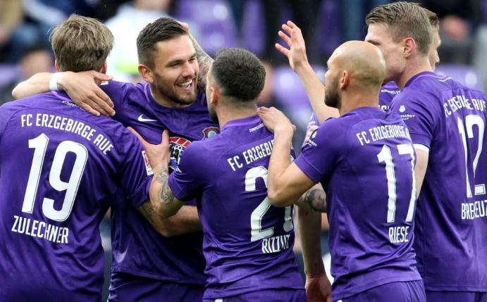 Erzgebirge Aue bezwingt Jahn Regensburg 2:1