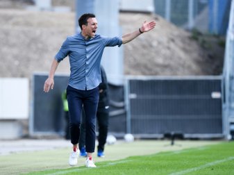 Der KSC um Trainer Christian Eichner bleibt zweitklassig Der KSC um Trainer Christian Eichner bleibt zweitklassig