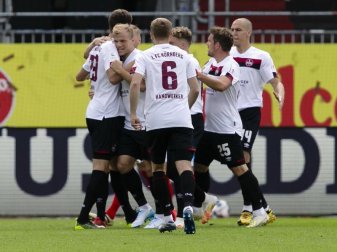 Die Nürnberger Spieler feiern ihr Tor zum 1:0 bei Holstein Kiel. Foto: Frank Molter/dpa Die Nürnberger Spieler feiern ihr Tor zum 1:0 bei Holstein Kiel. Foto: Frank Molter/dpa