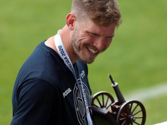 Bielefelds Fabian Klos freut sich über die Torjägerkanone. Foto: Friso Gentsch/dpa Bielefelds Fabian Klos freut sich über die Torjägerkanone. Foto: Friso Gentsch/dpa