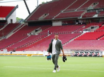 Mario Gomez hat seine Fußballschuhe ausgezogen und verlässt das Spielfeld. Foto: Tom Weller/dpa Mario Gomez hat seine Fußballschuhe ausgezogen und verlässt das Spielfeld. Foto: Tom Weller/dpa