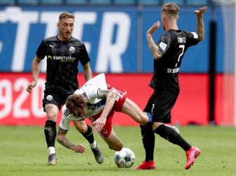 Der HSV hat den möglichen Aufstieg mit der Heimniederlage gegen den SV Sandhausen verspielt. Foto: Christian Charisius/dpa Der HSV hat den möglichen Aufstieg mit der Heimniederlage gegen den SV Sandhausen verspielt. Foto: Christian Charisius/dpa