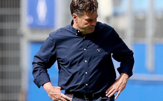 Nach der blamablen Vorstellung seiner Spieler schaut HSV-Trainer Dieter Hecking zu Boden. Foto: Christian Charisius/dpa