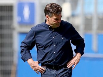 Nach der blamablen Vorstellung seiner Spieler schaut HSV-Trainer Dieter Hecking zu Boden. Foto: Christian Charisius/dpa Nach der blamablen Vorstellung seiner Spieler schaut HSV-Trainer Dieter Hecking zu Boden. Foto: Christian Charisius/dpa