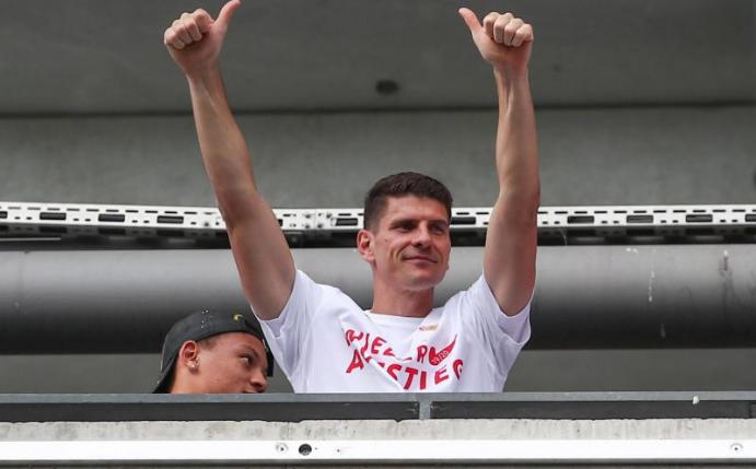 Will vor weiteren Schritten erst einmal in Ruhe entspannen: Mario Gomez (r) feiert den Aufstieg des VfB Stuttgart. Foto: Tom Weller/dpa