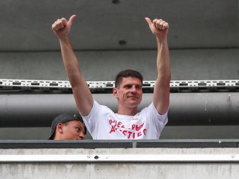 Will vor weiteren Schritten erst einmal in Ruhe entspannen: Mario Gomez (r) feiert den Aufstieg des VfB Stuttgart. Foto: Tom Weller/dpa Will vor weiteren Schritten erst einmal in Ruhe entspannen: Mario Gomez (r) feiert den Aufstieg des VfB Stuttgart. Foto: Tom Weller/dpa