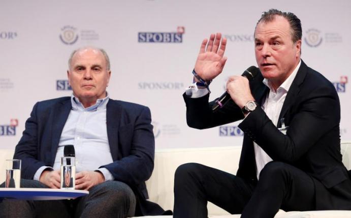 Uli Hoeneß (l) steht dem Schalker Aufsichtsratsvorsitzenden Clemens Tönnies bei. Foto: Roland Weihrauch/dpa