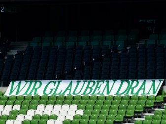 Hunderte Werder-Fans versammelten sich vorm Weserstadion Hunderte Werder-Fans versammelten sich vorm Weserstadion