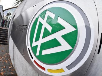 Das Logo des Deutschen Fußball-Bundes (DFB) vor der Zentrale in Frankfurt am Main (Hessen). Foto: picture alliance / Arne Dedert/dpa Das Logo des Deutschen Fußball-Bundes (DFB) vor der Zentrale in Frankfurt am Main (Hessen). Foto: picture alliance / Arne Dedert/dpa