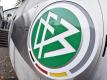 Das Logo des Deutschen Fußball-Bundes (DFB) vor der Zentrale in Frankfurt am Main (Hessen). Foto: picture alliance / Arne Dedert/dpa