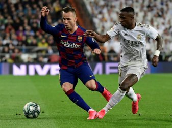 Mittelfeldspieler Arthur (l.) unterschreibt bei Juve Mittelfeldspieler Arthur (l.) unterschreibt bei Juve