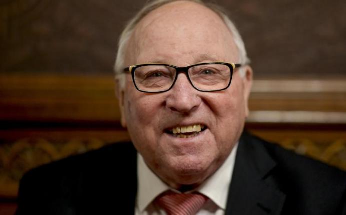 Nach der 1:5 Niederlage des HSV gegen den SV Sandhausen ist Uwe Seeler eigentlich nicht zum Lachen zumute. Foto: Axel Heimken/dpa