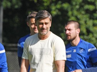 Oliver Kreuzer, Sportdirektor des Karlsruher SC, im Mai bei einem Mannschaftstraining. Foto: Uli Deck/dpa Oliver Kreuzer, Sportdirektor des Karlsruher SC, im Mai bei einem Mannschaftstraining. Foto: Uli Deck/dpa