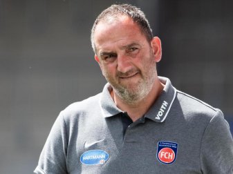 Heidenheims Trainer Frank Schmidt will die Aufstiegschance ergreifen. Foto: Tom Weller/dpa Heidenheims Trainer Frank Schmidt will die Aufstiegschance ergreifen. Foto: Tom Weller/dpa