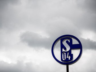 Wie es auf Schalke weitergeht weiß vorerst nur der Himmel: Das Logo des FC Schalke 04 auf dem Dach der Geschäftsstelle. Foto: Fabian Strauch/dpa Wie es auf Schalke weitergeht weiß vorerst nur der Himmel: Das Logo des FC Schalke 04 auf dem Dach der Geschäftsstelle. Foto: Fabian Strauch/dpa
