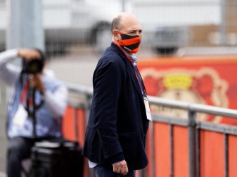 Fernando Carro, Geschäftsführer der deutschen Bayer 04 Leverkusen Fußball GmbH, hält sich an die Hygieneregeln. Foto: Rolf Vennenbernd/dpa-Pool/dpa