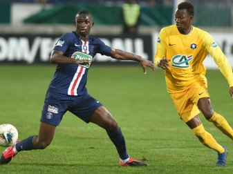 Tanguy Kouassi (l.) wechselt zu Bayern München