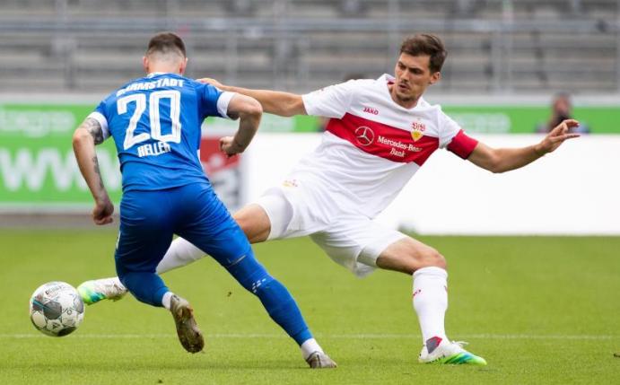 Bleibt fest beim VfB: Pascal Stenzel (r). Foto: Tom Weller/dpa