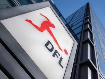 Das Logo der Deutschen Fußball Liga (DFL) am Eingang zur Zentrale in Frankfurt am Main. Foto: Frank Rumpenhorst/dpa