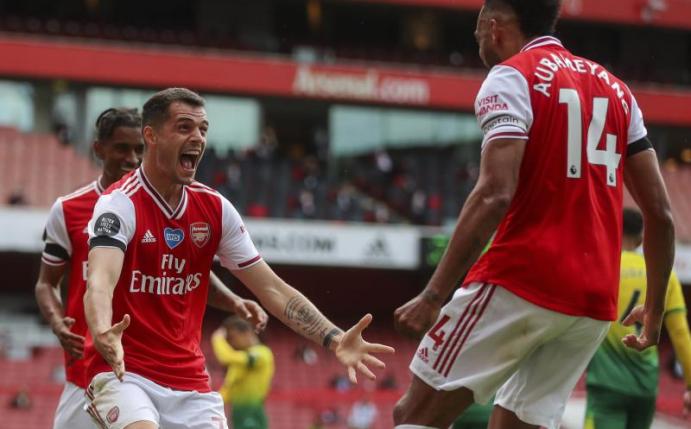 Granit Xhaka (l) und Pierre-Emerick Aubameyang (r) vom FC Arsenal feiern das 2:0 gegen Norwich City. Foto: Mike Egerton/Pool PA/AP/dpa