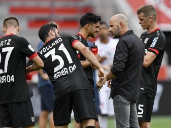 1993 gab es den letzten Titel: Leverkusens Trainer Peter Bosz (2.v.r.) spricht mit den Spielern. Foto: Martin Meissner/AP/POOL/dpa