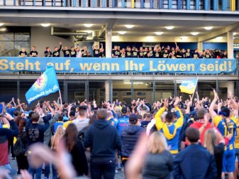 Mit zahlreichen Fans feierten die Spieler von Eintracht Braunschweig den Aufstieg in die 2. Liga. Foto: Hauke-Christian Dittrich/dpa