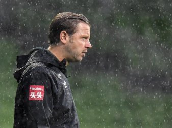 Bremens Cheftrainer Florian Kohfeldt steht im Regen. Foto: Martin Meissner/AP POOL/dpa Bremens Cheftrainer Florian Kohfeldt steht im Regen. Foto: Martin Meissner/AP POOL/dpa