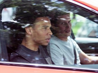 Leroy Sané (l) steht jetzt offiziell beim FC Bayern unter Vertrag. Foto: Matthias Balk/dpa Leroy Sané (l) steht jetzt offiziell beim FC Bayern unter Vertrag. Foto: Matthias Balk/dpa