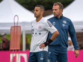 Für Bayern-Trainer Hansi Flick (r) ist Thiago einer der Schlüsselspieler des Teams. Foto: Peter Kneffel/dpa